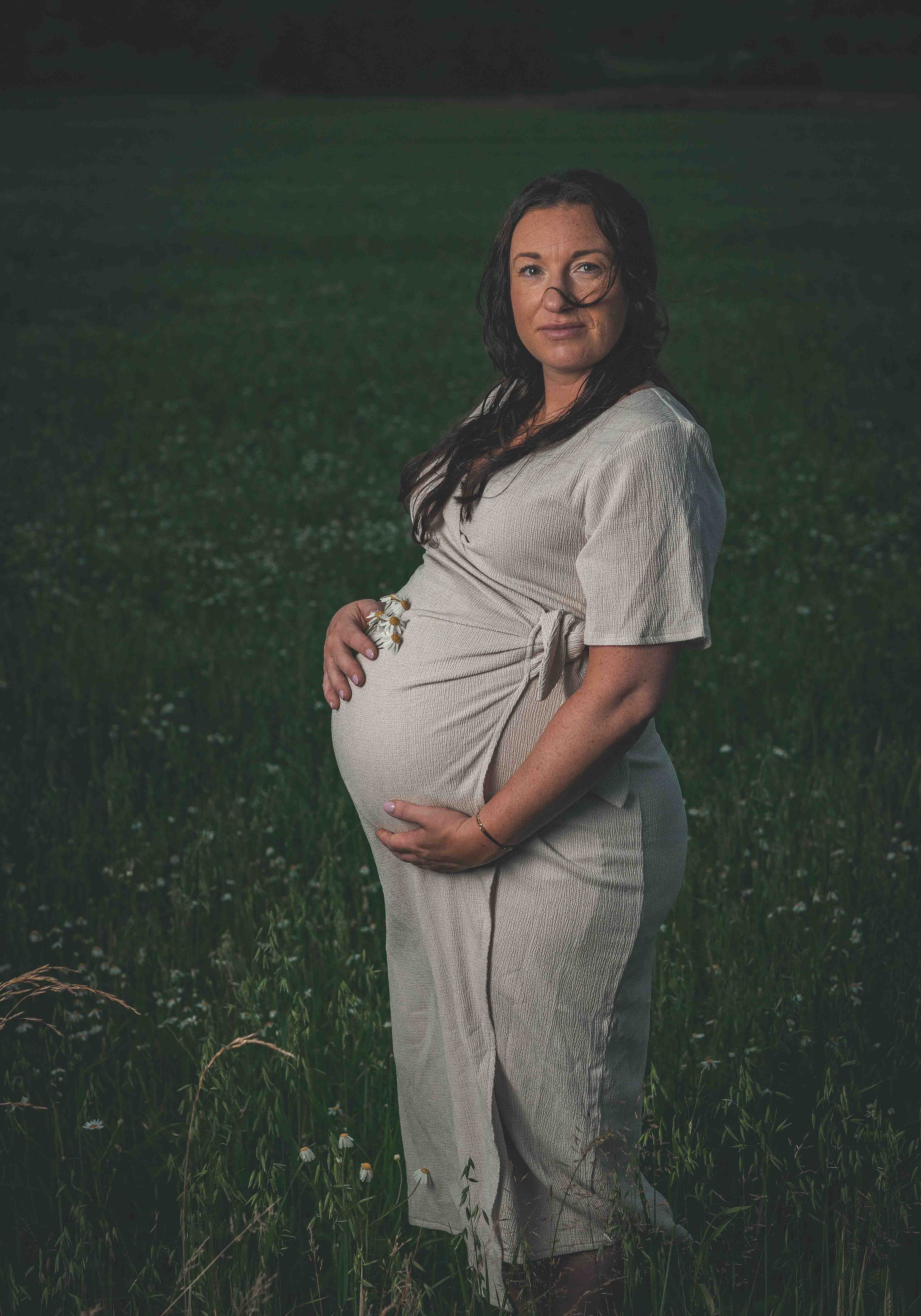 Emira fotograferad på en äng under sin gravidfotografering i Kode