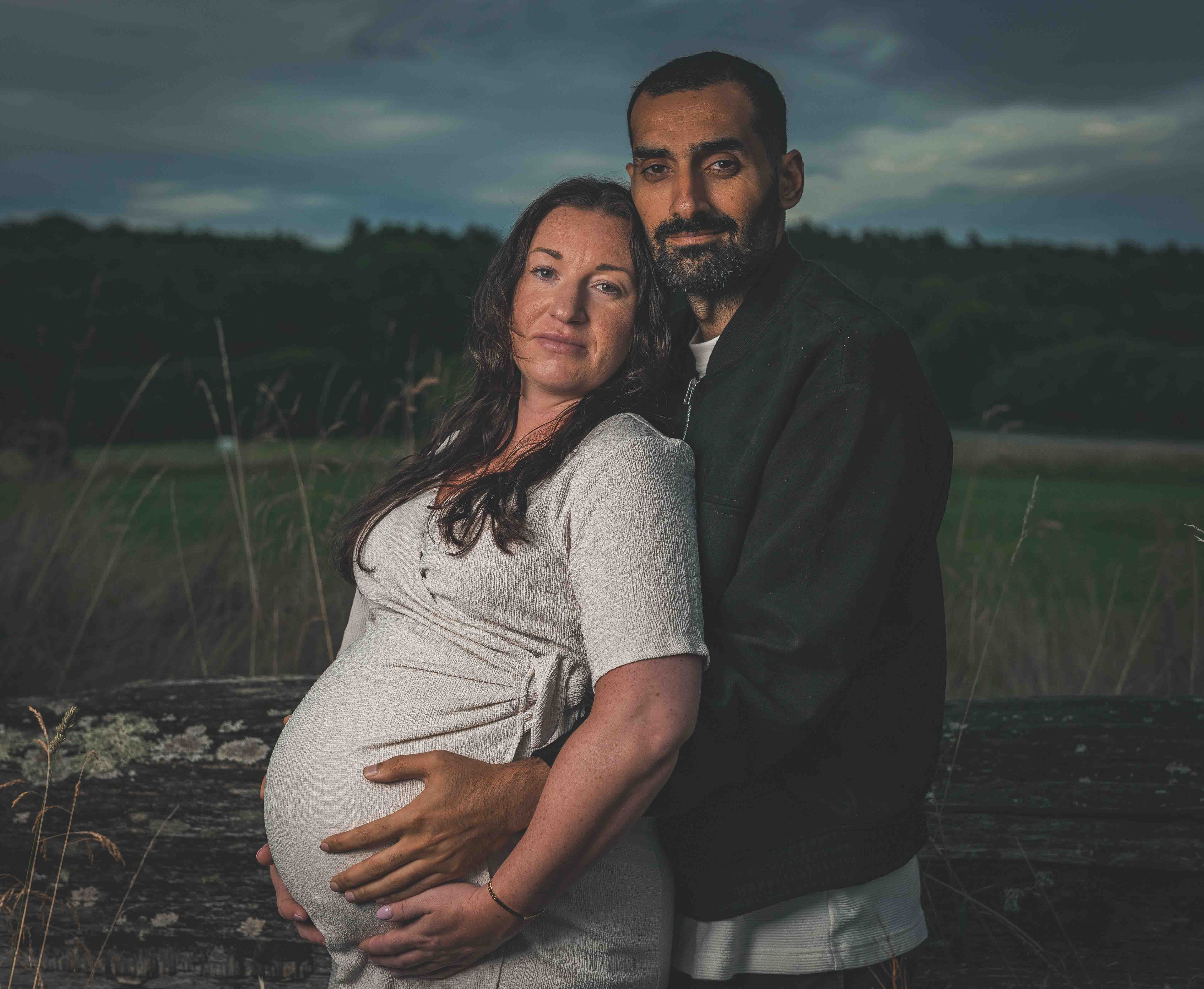 Emira och hennes partner tillsammans vid det fallna trädet
