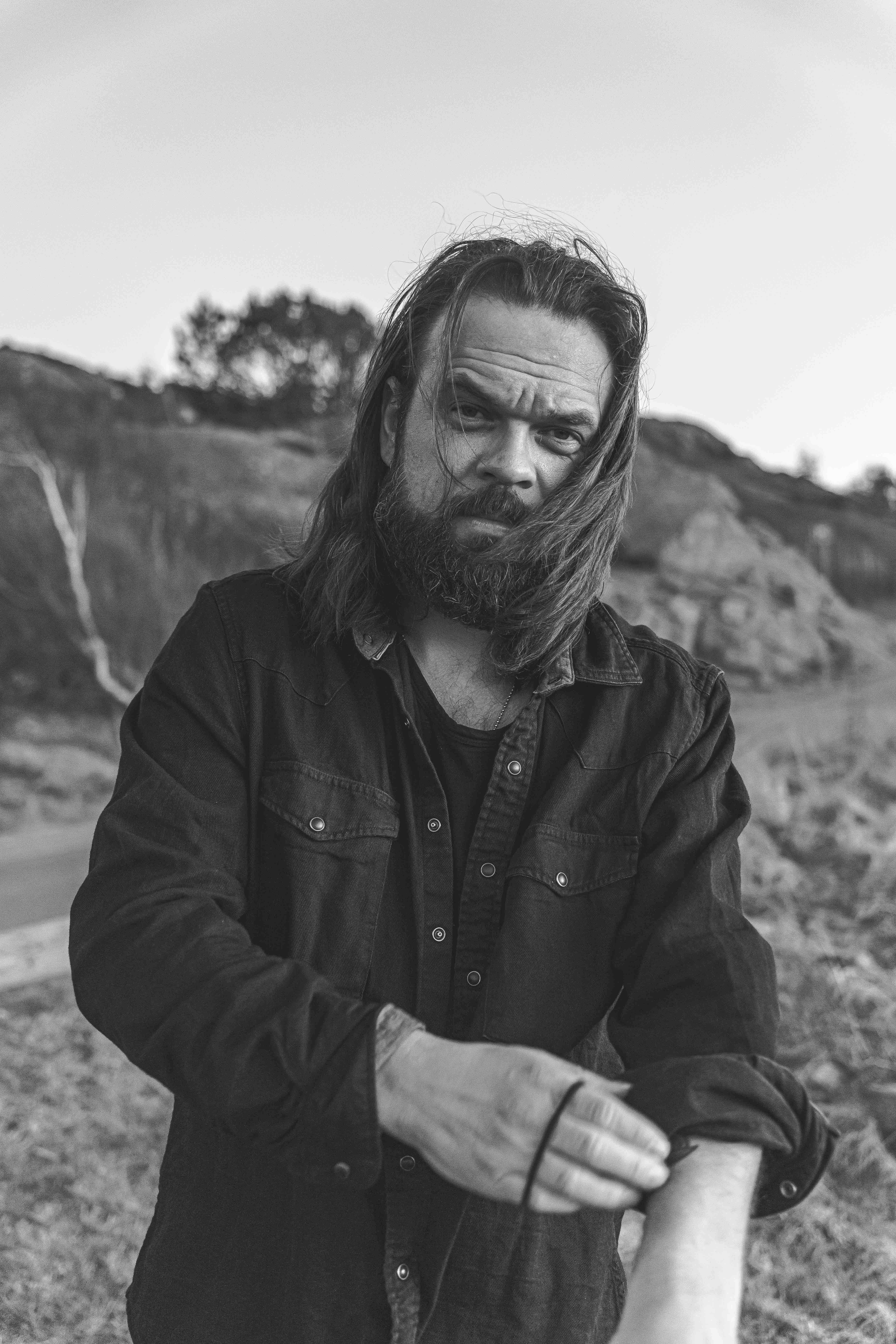Artistporträtt av Mattias Tell utomhus vid Aröd i Kode